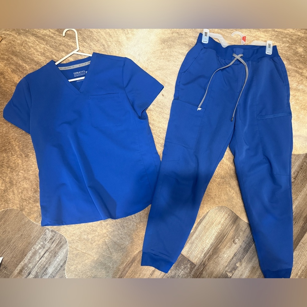 Fabletics scrub set